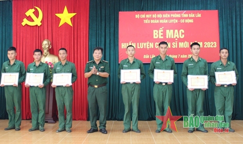 Bộ đội Biên phòng Đắk Lắk bế mạc huấn luyện chiến sĩ mới